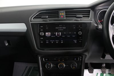 VOLKSWAGEN TIGUAN SE NAV TSI - 5906 - 38